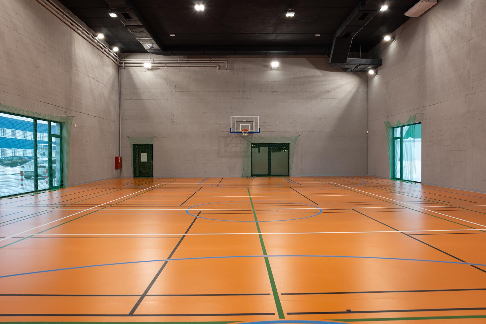 Boisko do koszykówki 28 × 15 m z regulowanymi koszami — Teho Sport Trzebownisko