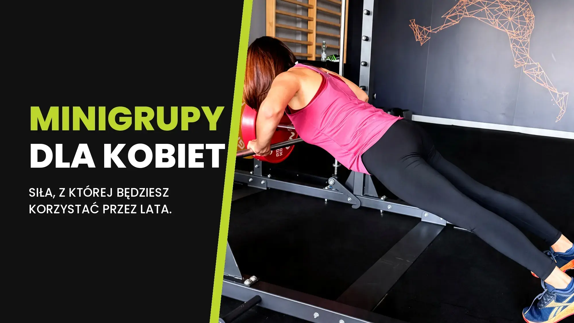 Kobieta w różowej koszulce ćwiczy wiosłowanie sztangą na stojaku w sali treningowej Teho Sport; obok napis „MiniGrupy dla kobiet — siła, z której będziesz korzystać przez lata”